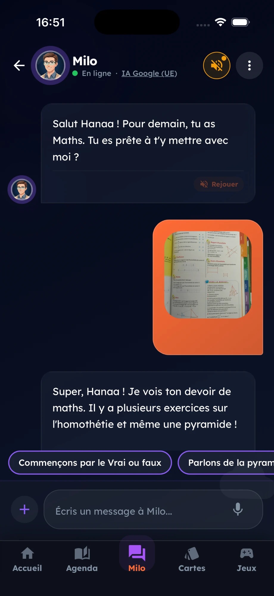 Milo demande à l'enfant s'il est prêt, puis reçoit la photo de son cahier de maths